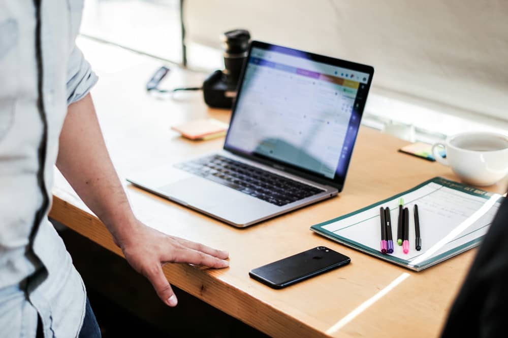 homme avec un ordinateur portable ouvert sur son bureau pour travailler
